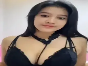 Live Show 17 Cewek Seksi Main Sendiri Ganas Depan Kamera